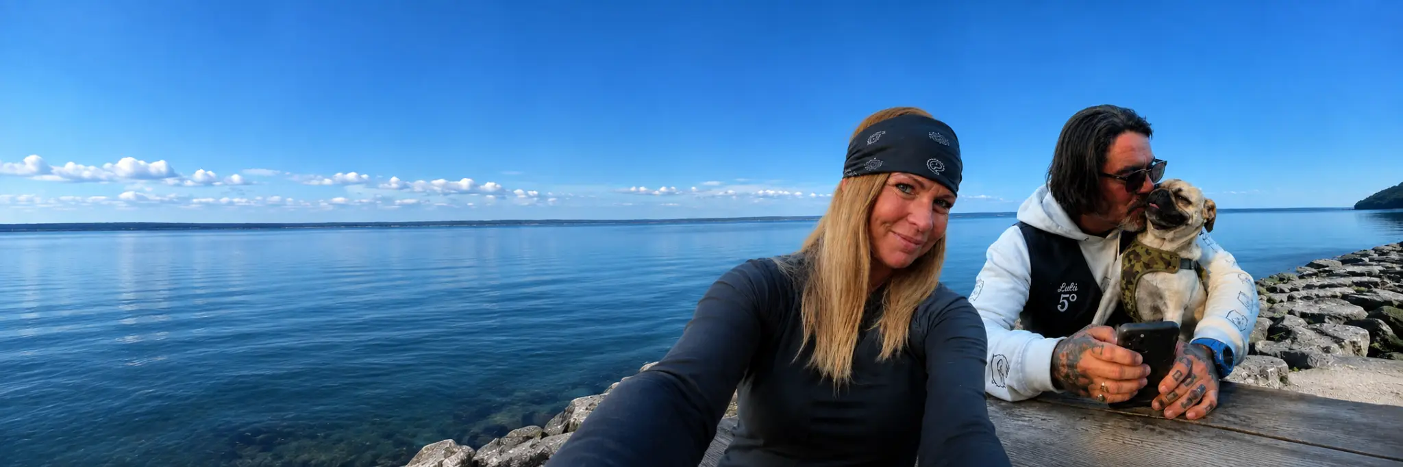 Harley Bikers Dog au bord de l’eau lors d’un voyage moto et VR