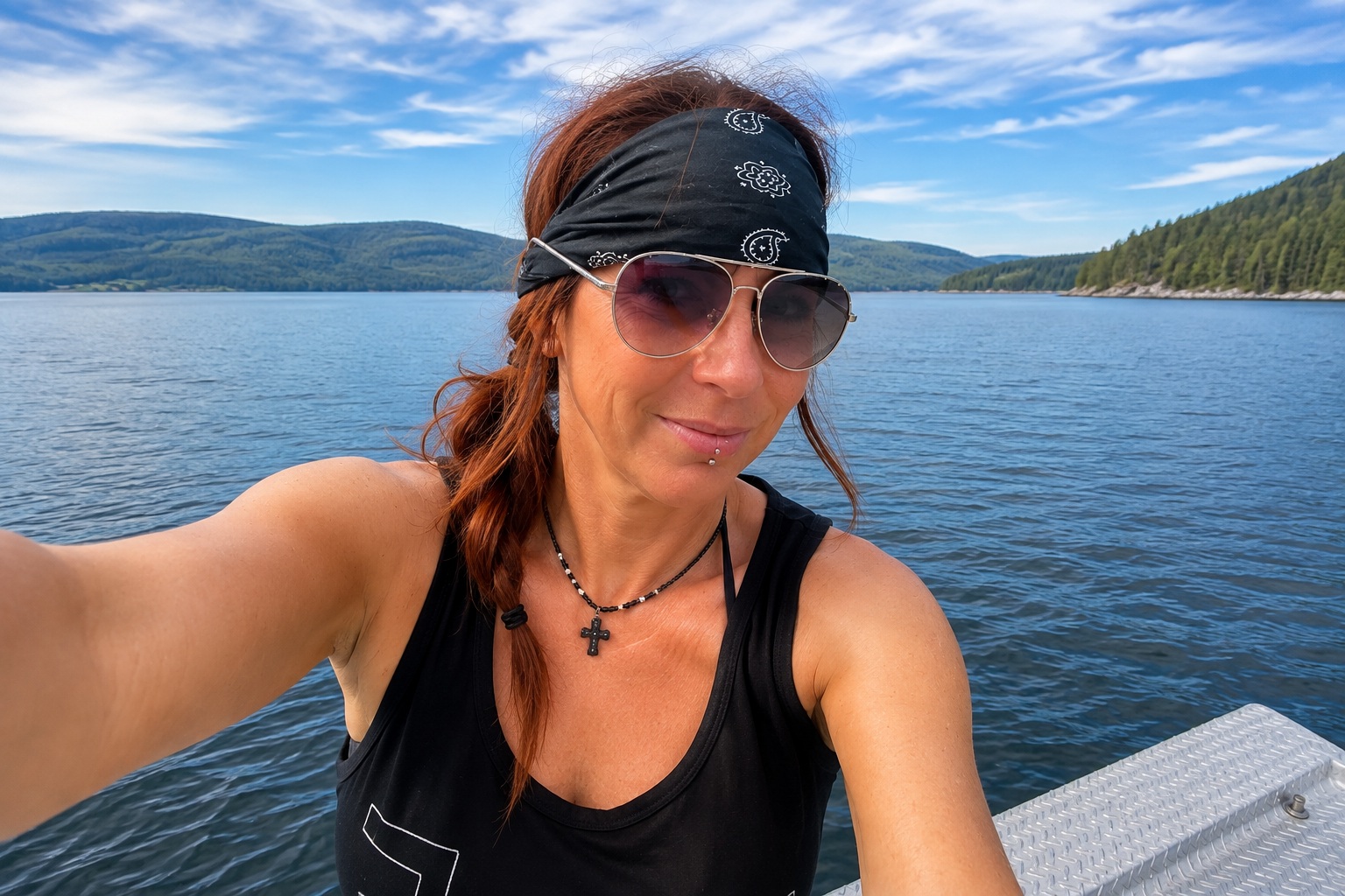 Patricia Lessard, surnommée Lagertha, portrait au bord de l’eau dans Charlevoix