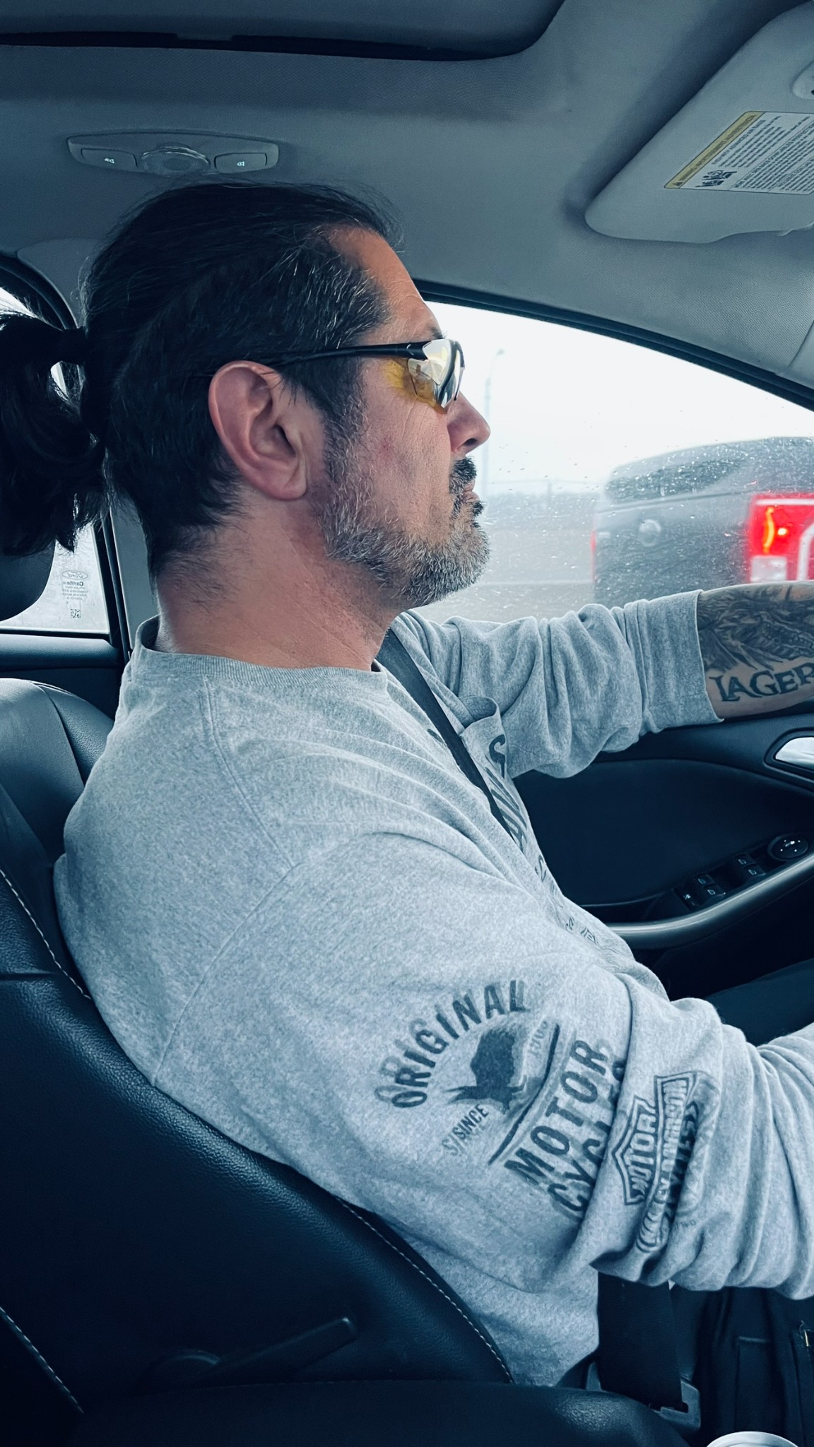 Joryce au volant pendant le trajet vers Harley sous la neige