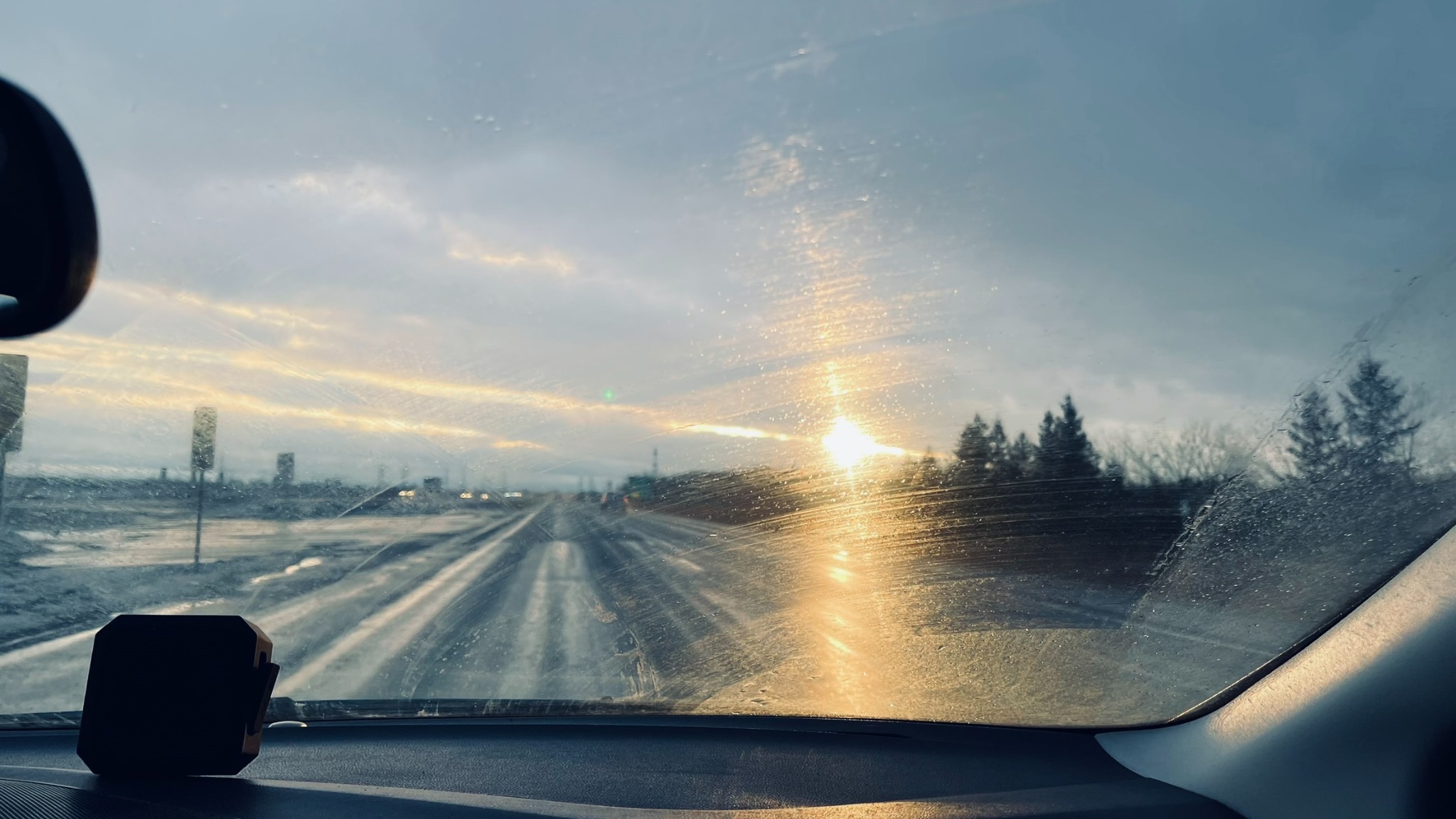 Route enneigée éclairée par le soleil peu avant l'arrivée