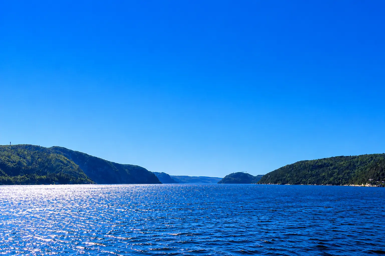 Traversier sur le fjord du Saguenay pendant un road trip moto en Charlevoix