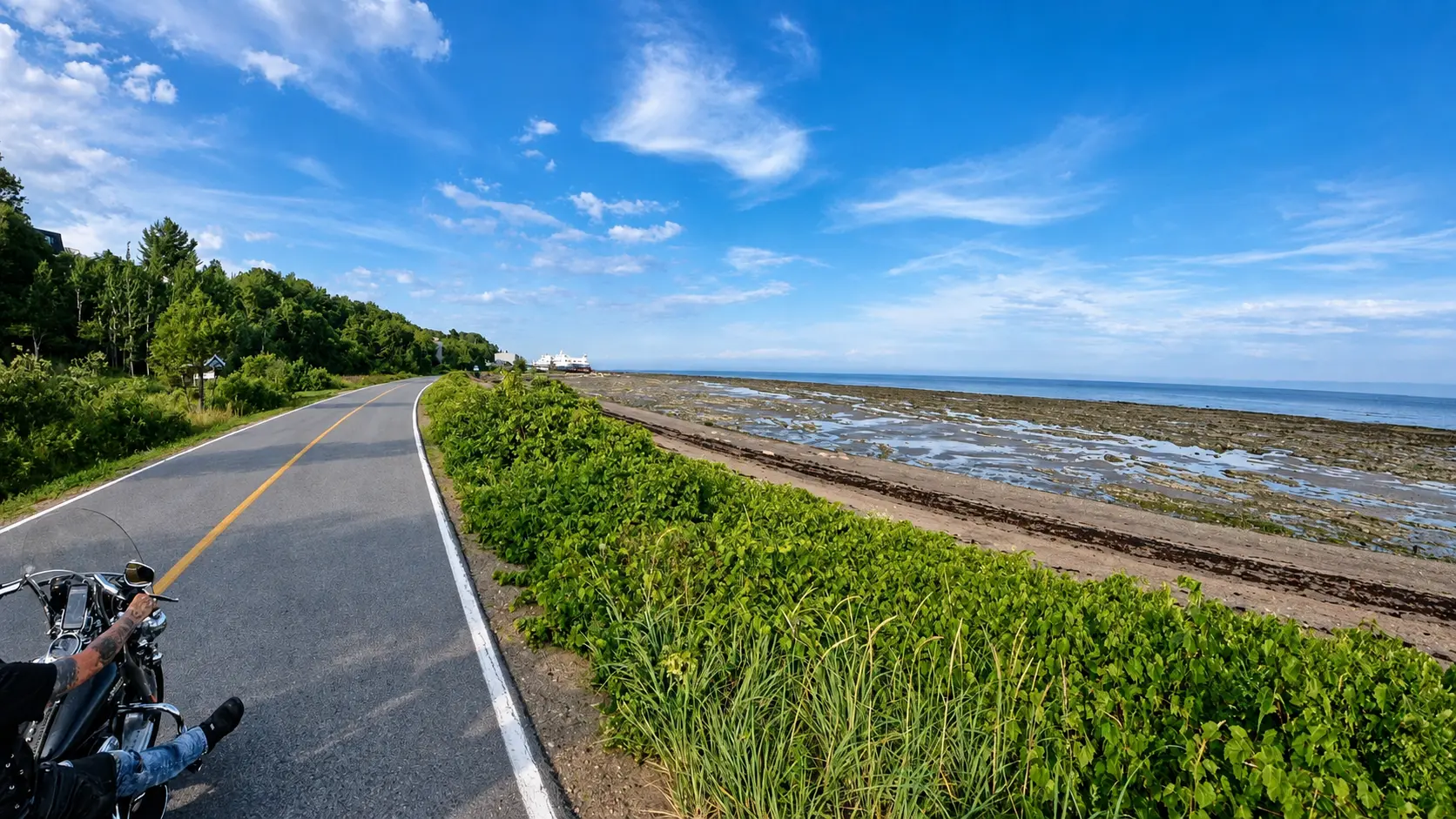Route côtière de la boucle de L’Isle-aux-Coudres à moto