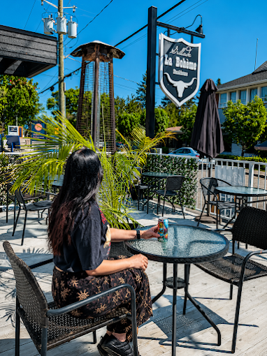 Terrasse de Grillade La Bohème à La Malbaie, partenaire certifié Harley Bikers Dog