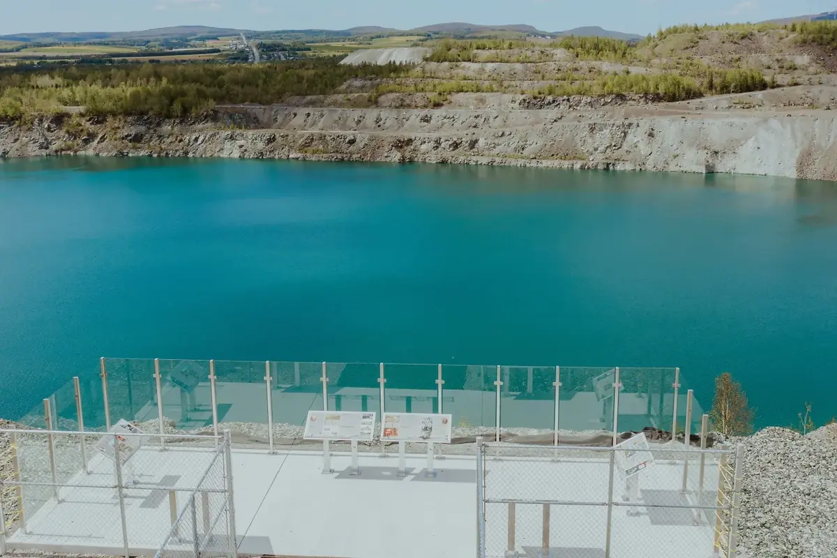 Carrière aux eaux turquoise et paysage minier vus du belvédère du quartier Mitchell à Thetford Mines