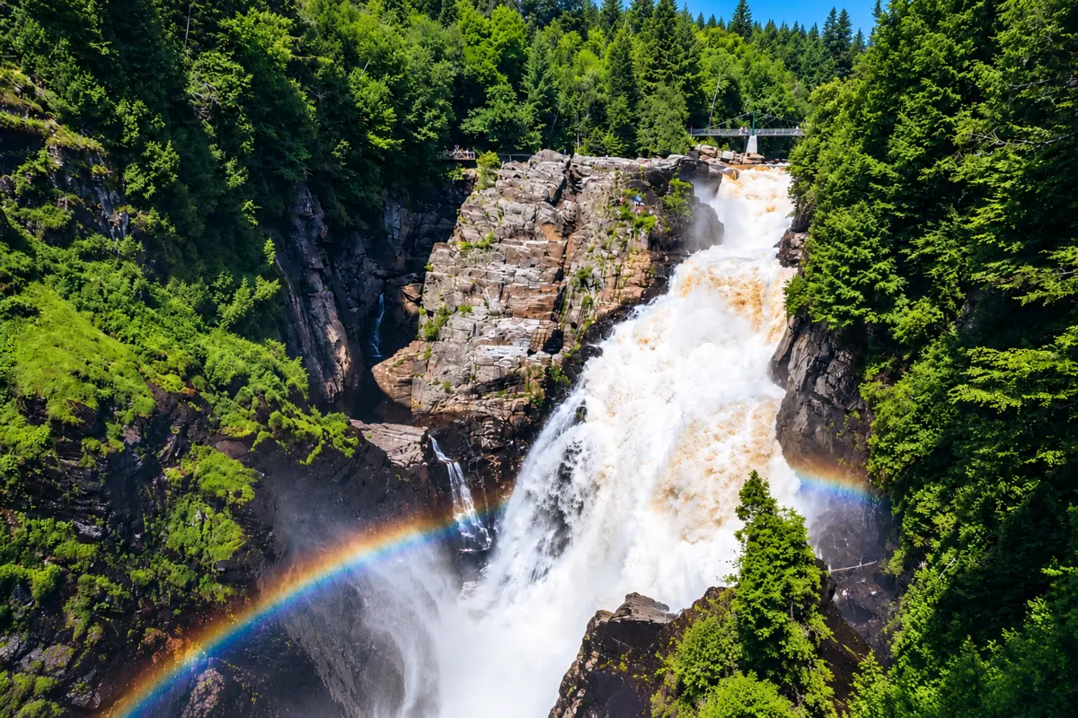 Chute et passerelles du Canyon Sainte-Anne entourées de forêt