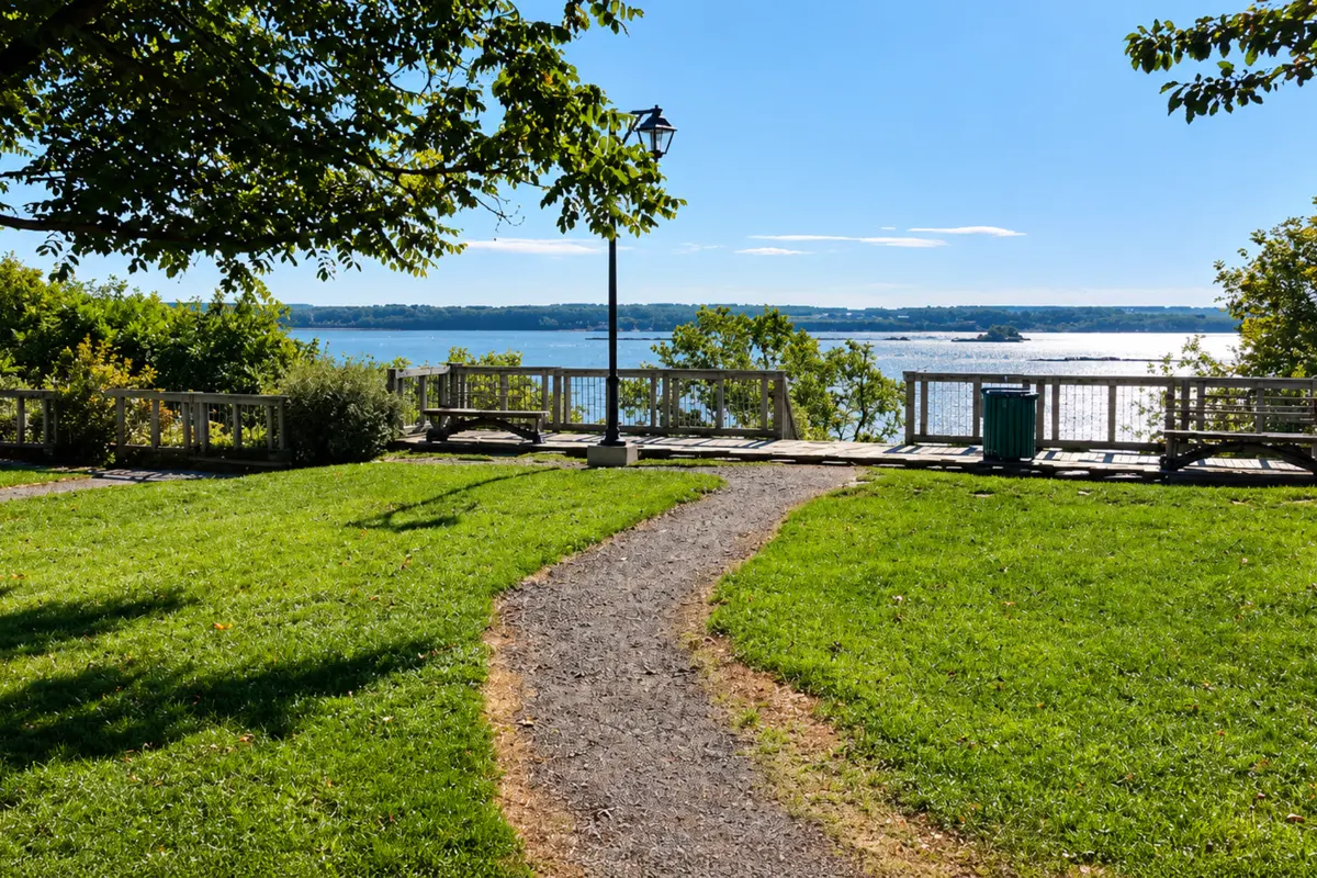 Point de vue du cap Lauzon sur le fleuve Saint-Laurent