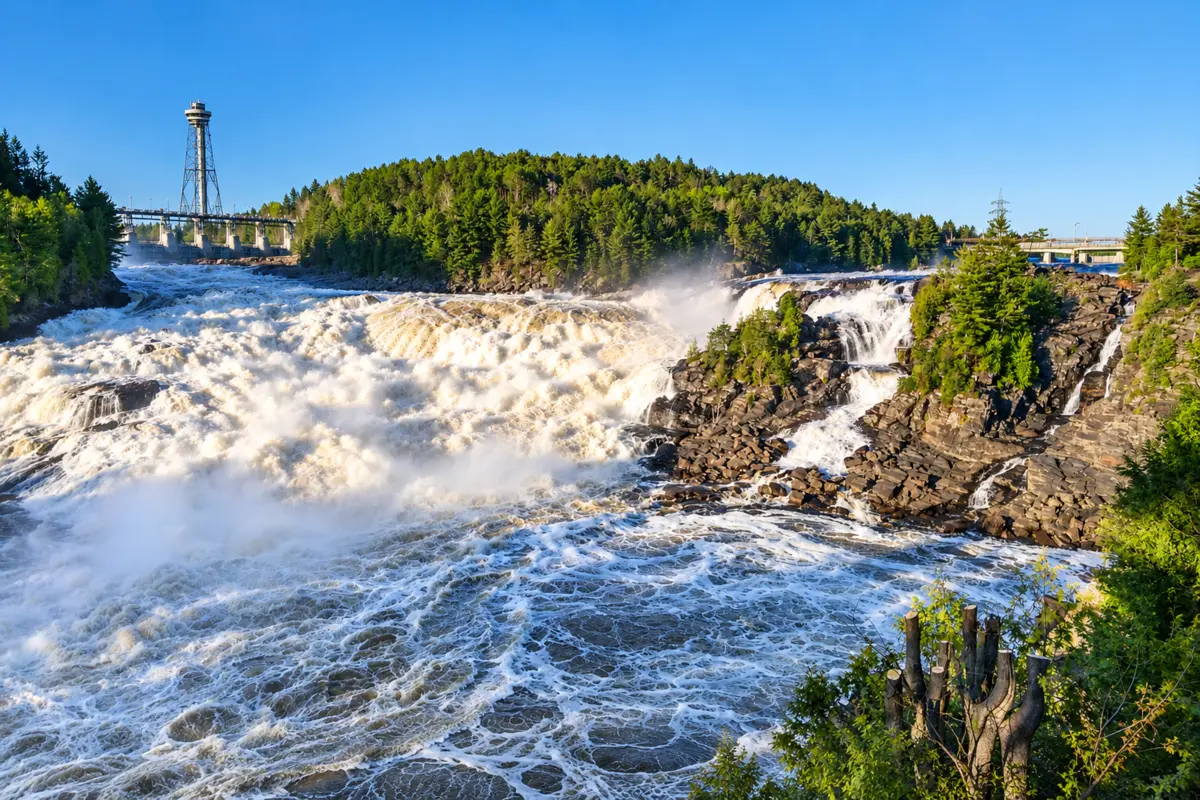 Chutes de Shawinigan au parc de l’Île-Melville avec la tour de la Cité de l’énergie