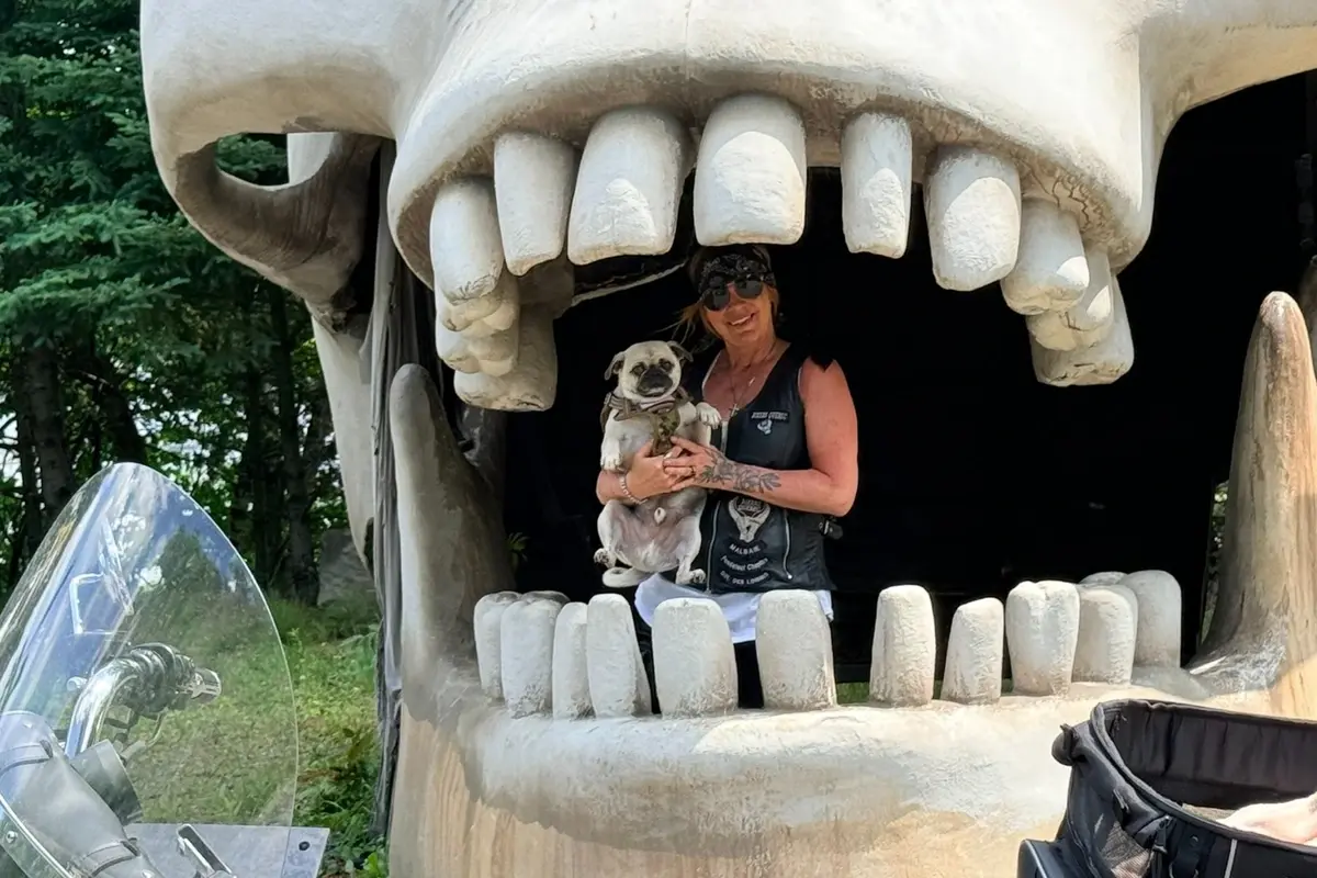 Patricia et Harley devant le crâne géant de la Cité de l’énergie à Shawinigan