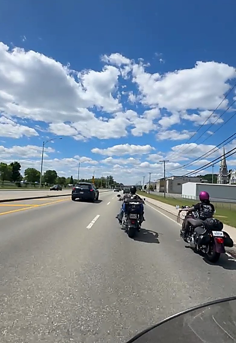 Le convoi de la Ride de Filles 2026 en route, vue depuis une des motos