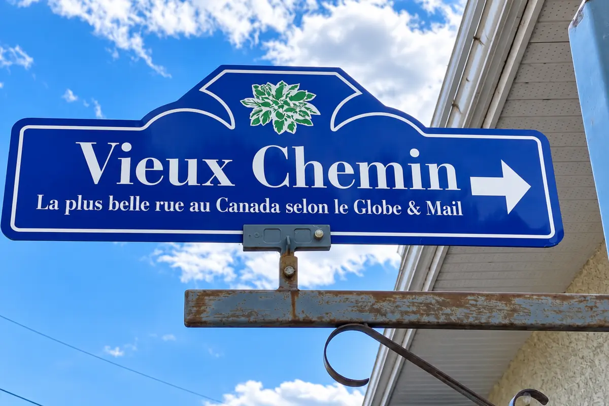 Panneau du Vieux Chemin de Cap-Santé sous un ciel bleu