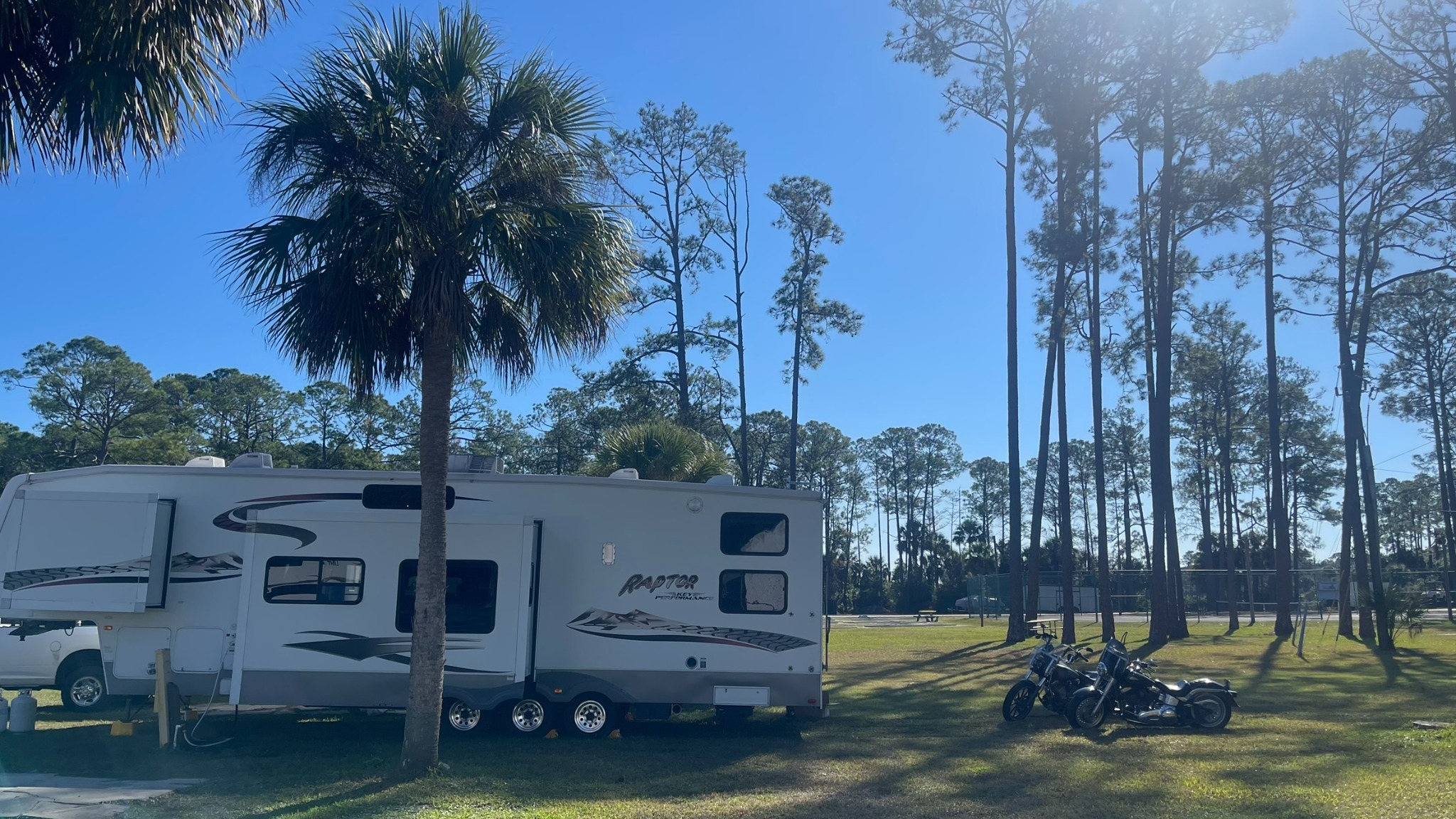 Fifth wheel et motos Harley-Davidson en camping